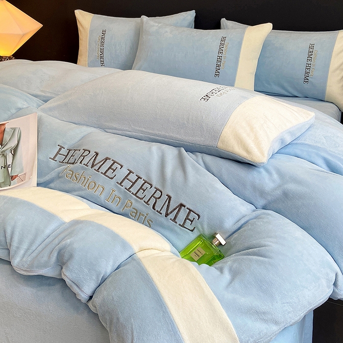 91家纺网 家纺一手货源 找家纺 懒猫家纺 2025新款牛奶绒刺绣四件套-凯莉 清波蓝