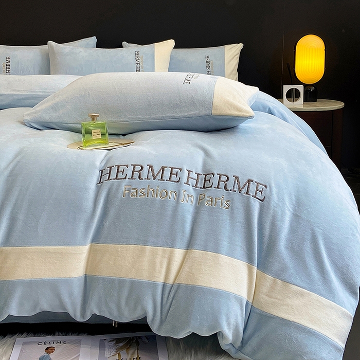 91家纺网 家纺一手货源 找家纺 懒猫家纺 2025新款牛奶绒刺绣四件套-凯莉 清波蓝