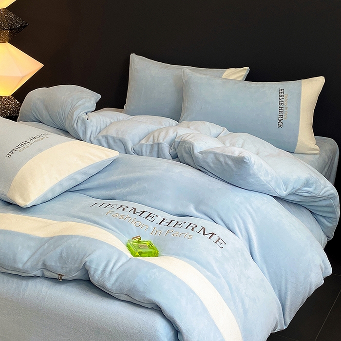 91家纺网 家纺一手货源 找家纺 懒猫家纺 2025新款牛奶绒刺绣四件套-凯莉 清波蓝