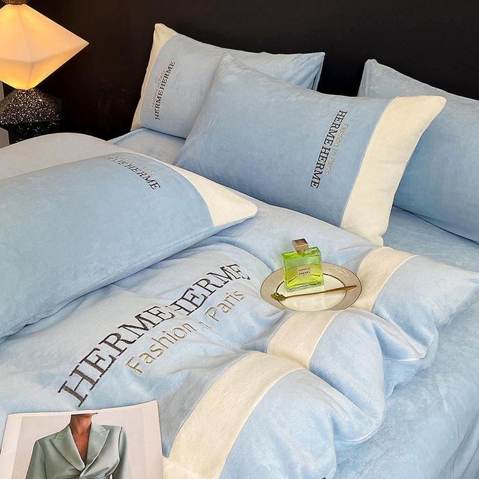 91家纺网 家纺一手货源 找家纺 懒猫家纺 2025新款牛奶绒刺绣四件套-凯莉 清波蓝