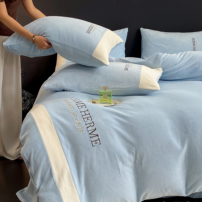 91家纺网 家纺一手货源 找家纺 懒猫家纺 2025新款牛奶绒刺绣四件套-凯莉 清波蓝