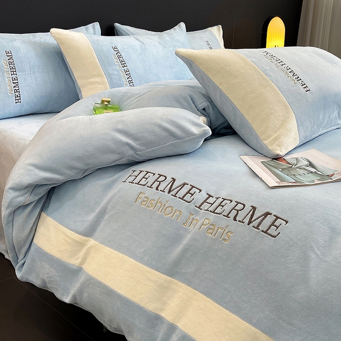 91家纺网 家纺一手货源 找家纺 懒猫家纺 2025新款牛奶绒刺绣四件套-凯莉 清波蓝