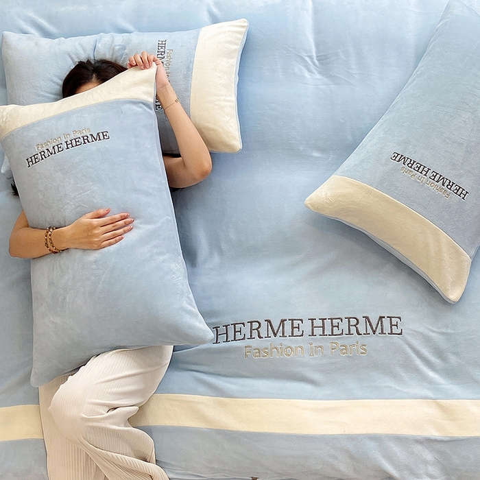 91家纺网 家纺一手货源 找家纺 懒猫家纺 2025新款牛奶绒刺绣四件套-凯莉 清波蓝