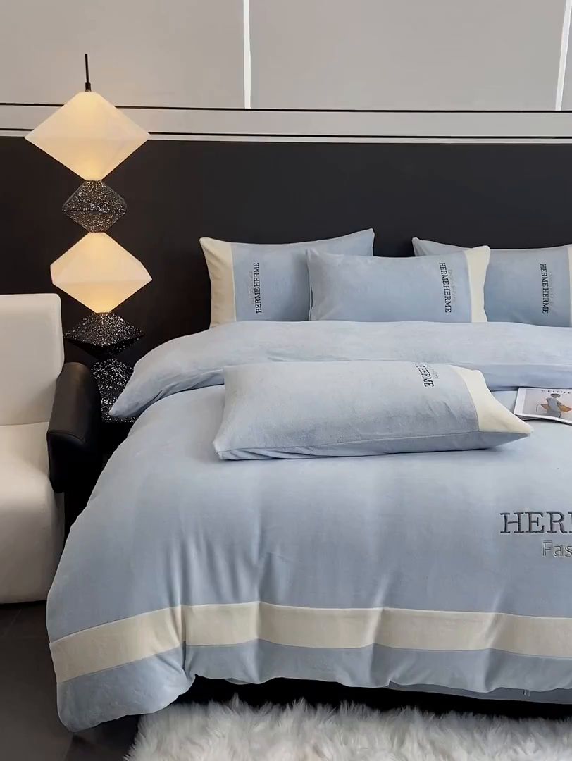 91家纺网 家纺一手货源 找家纺 懒猫家纺 2025新款牛奶绒刺绣四件套-凯莉 清波蓝