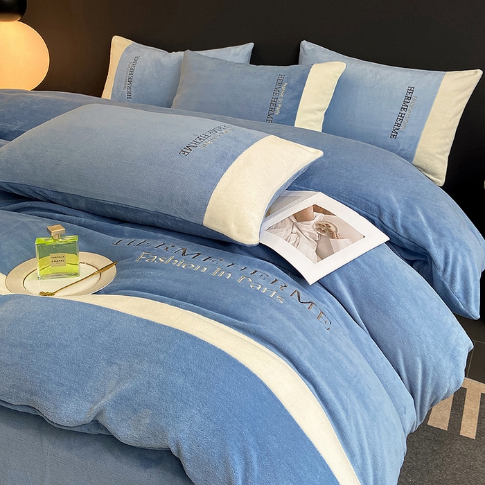 91家纺网 家纺一手货源 找家纺 懒猫家纺 2025新款牛奶绒刺绣四件套-凯莉 希腊蓝