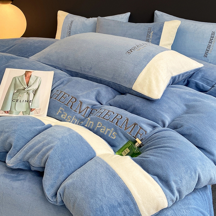 91家纺网 家纺一手货源 找家纺 懒猫家纺 2025新款牛奶绒刺绣四件套-凯莉 希腊蓝