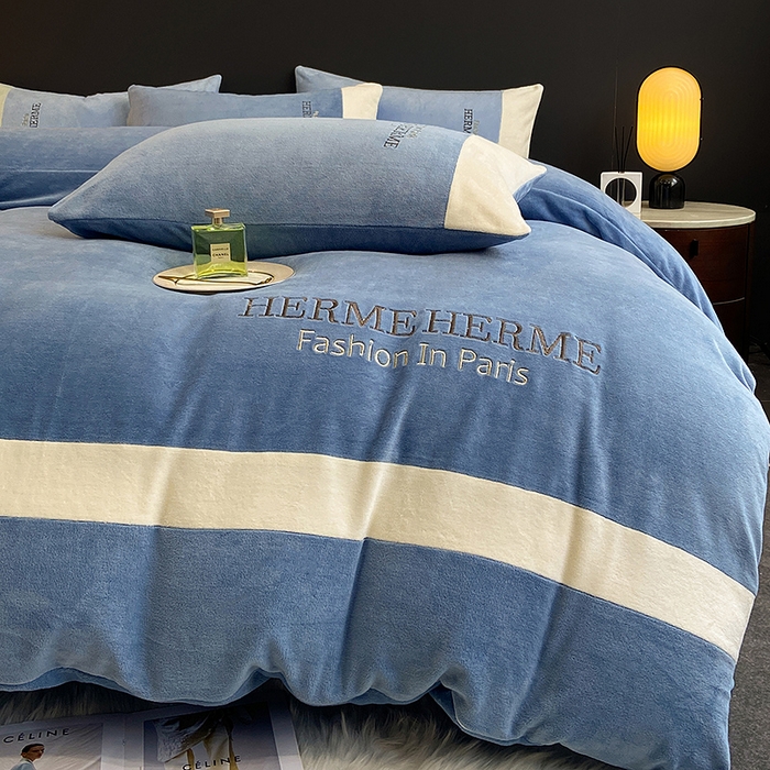 91家纺网 家纺一手货源 找家纺 懒猫家纺 2025新款牛奶绒刺绣四件套-凯莉 希腊蓝