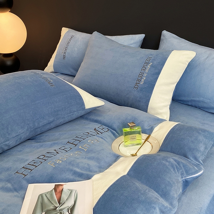 91家纺网 家纺一手货源 找家纺 懒猫家纺 2025新款牛奶绒刺绣四件套-凯莉 希腊蓝