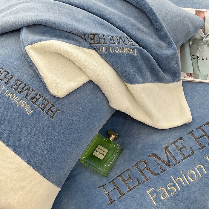 91家纺网 家纺一手货源 找家纺 懒猫家纺 2025新款牛奶绒刺绣四件套-凯莉 希腊蓝