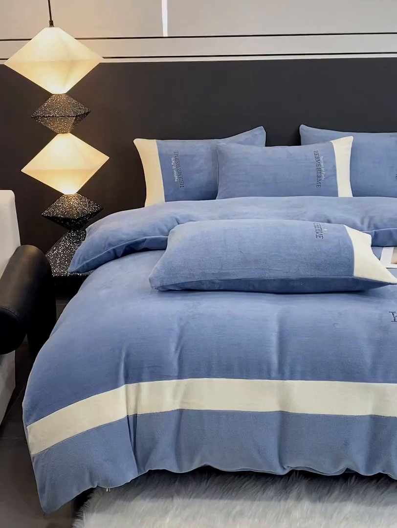 91家纺网 家纺一手货源 找家纺 懒猫家纺 2025新款牛奶绒刺绣四件套-凯莉 希腊蓝