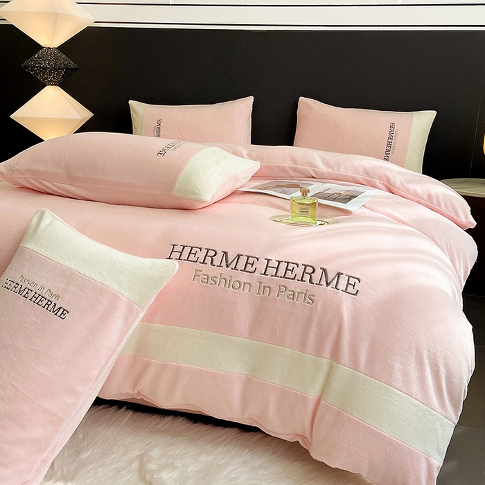 91家纺网 家纺一手货源 找家纺 懒猫家纺 2025新款牛奶绒刺绣四件套-凯莉 星糖粉