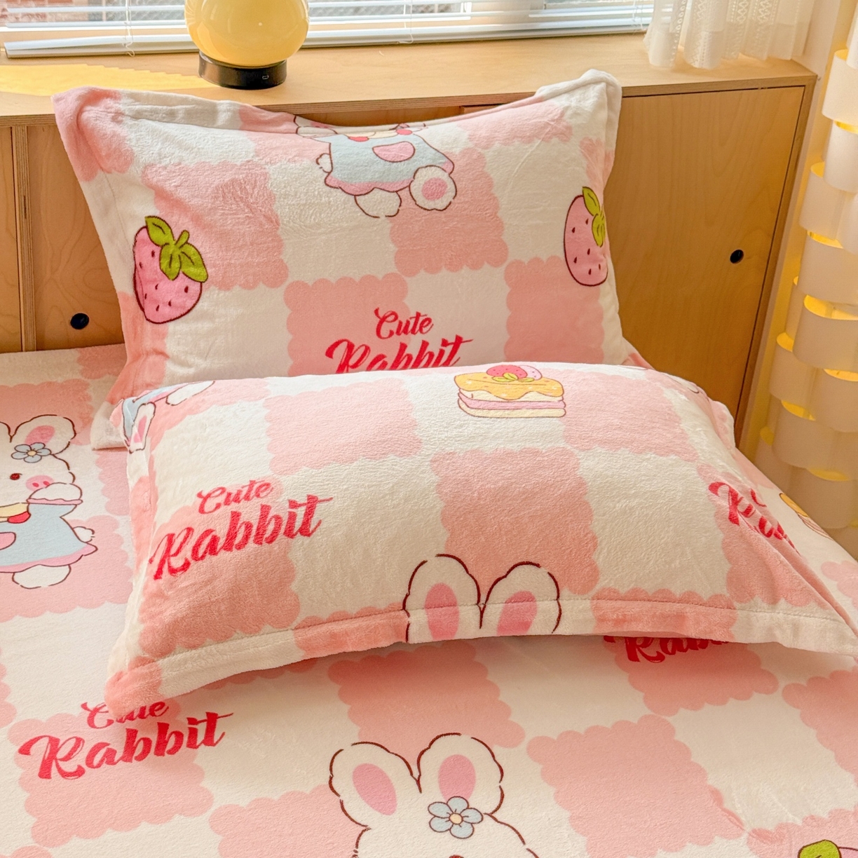 91家纺网 家纺一手货源 找家纺 名兮家居 2025新款高克重牛奶绒印花枕套枕套单件 格子兔