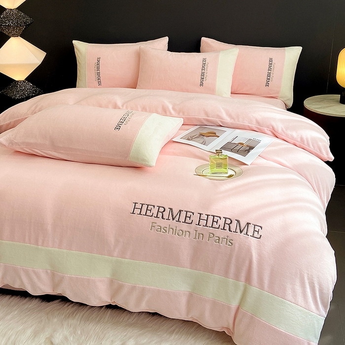 91家纺网 家纺一手货源 找家纺 懒猫家纺 2025新款牛奶绒刺绣四件套-凯莉 星糖粉