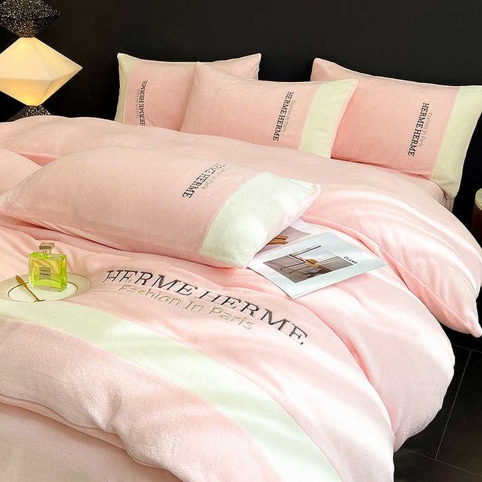 91家纺网 家纺一手货源 找家纺 懒猫家纺 2025新款牛奶绒刺绣四件套-凯莉 星糖粉