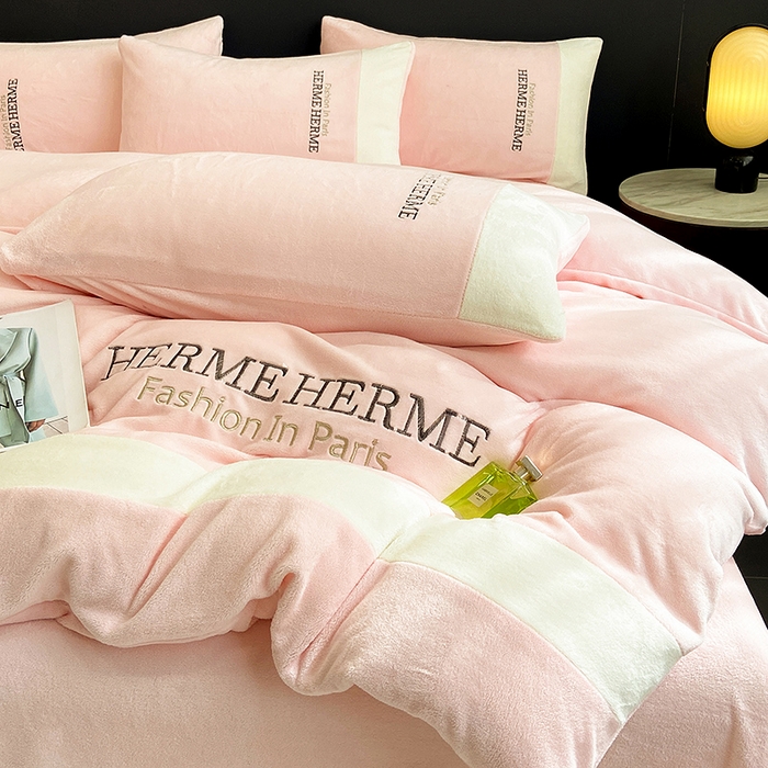 91家纺网 家纺一手货源 找家纺 懒猫家纺 2025新款牛奶绒刺绣四件套-凯莉 星糖粉