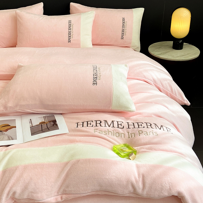 91家纺网 家纺一手货源 找家纺 懒猫家纺 2025新款牛奶绒刺绣四件套-凯莉 星糖粉