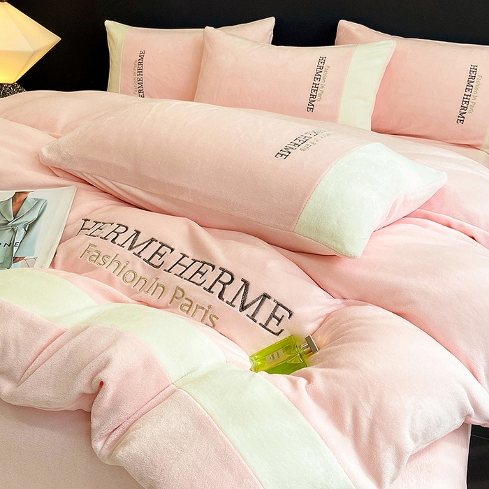 91家纺网 家纺一手货源 找家纺 懒猫家纺 2025新款牛奶绒刺绣四件套-凯莉 星糖粉