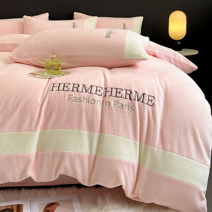 91家纺网 家纺一手货源 找家纺 懒猫家纺 2025新款牛奶绒刺绣四件套-凯莉 星糖粉