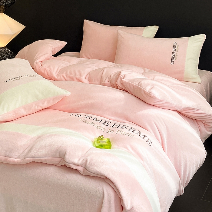 91家纺网 家纺一手货源 找家纺 懒猫家纺 2025新款牛奶绒刺绣四件套-凯莉 星糖粉