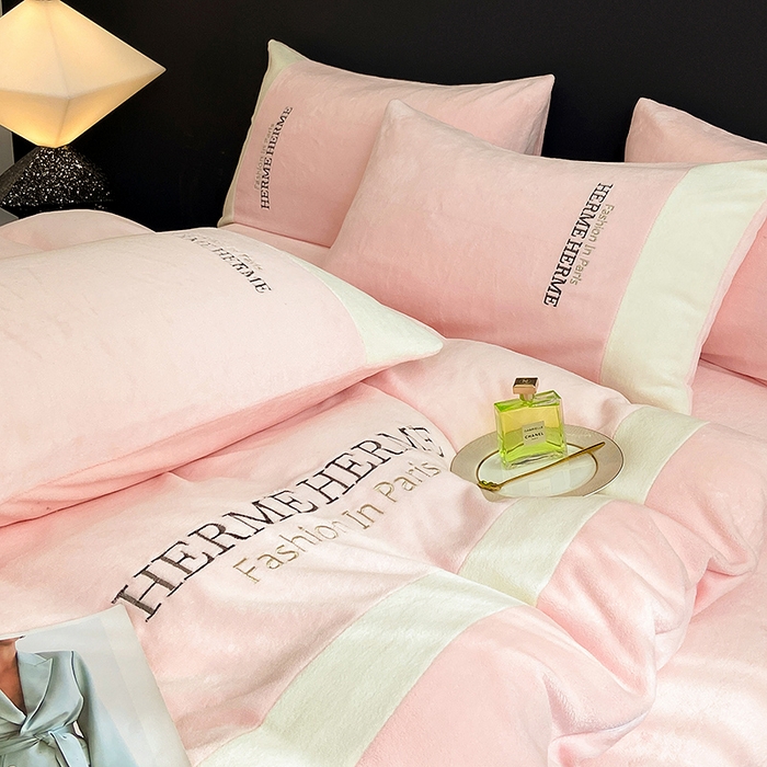 91家纺网 家纺一手货源 找家纺 懒猫家纺 2025新款牛奶绒刺绣四件套-凯莉 星糖粉