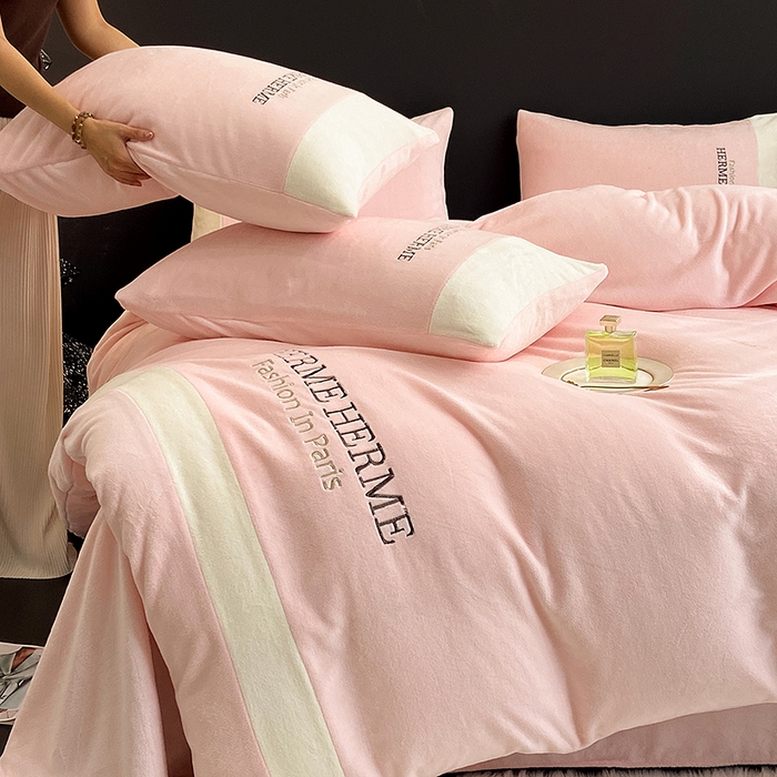 91家纺网 家纺一手货源 找家纺 懒猫家纺 2025新款牛奶绒刺绣四件套-凯莉 星糖粉