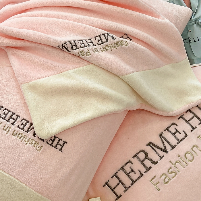 91家纺网 家纺一手货源 找家纺 懒猫家纺 2025新款牛奶绒刺绣四件套-凯莉 星糖粉