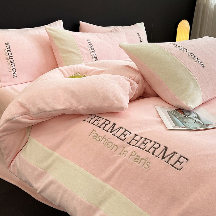 91家纺网 家纺一手货源 找家纺 懒猫家纺 2025新款牛奶绒刺绣四件套-凯莉 星糖粉