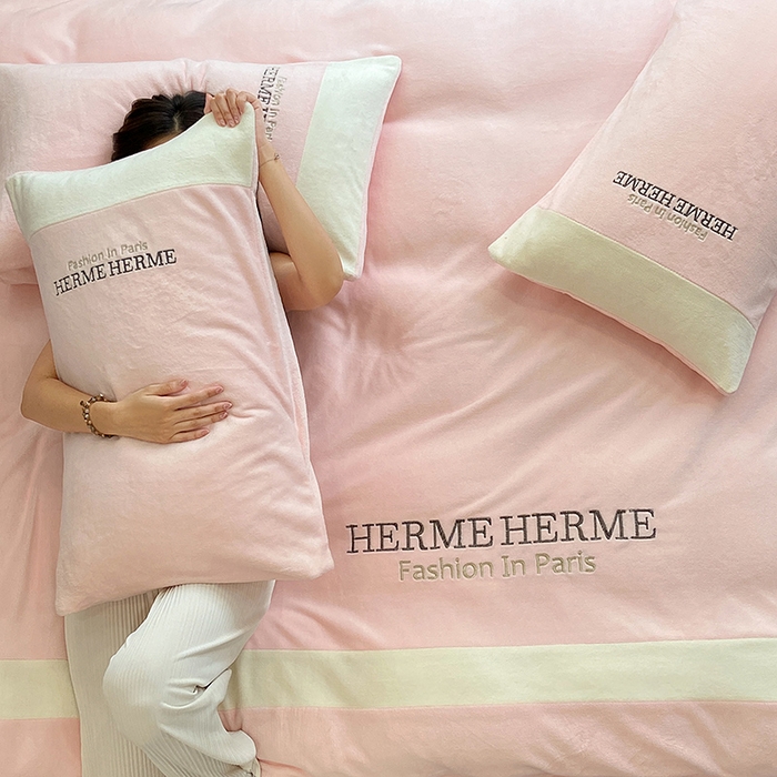 91家纺网 家纺一手货源 找家纺 懒猫家纺 2025新款牛奶绒刺绣四件套-凯莉 星糖粉