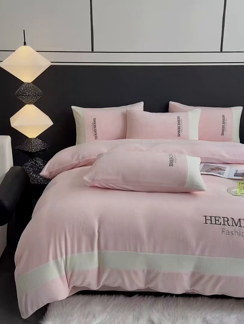 91家纺网 家纺一手货源 找家纺 懒猫家纺 2025新款牛奶绒刺绣四件套-凯莉 星糖粉