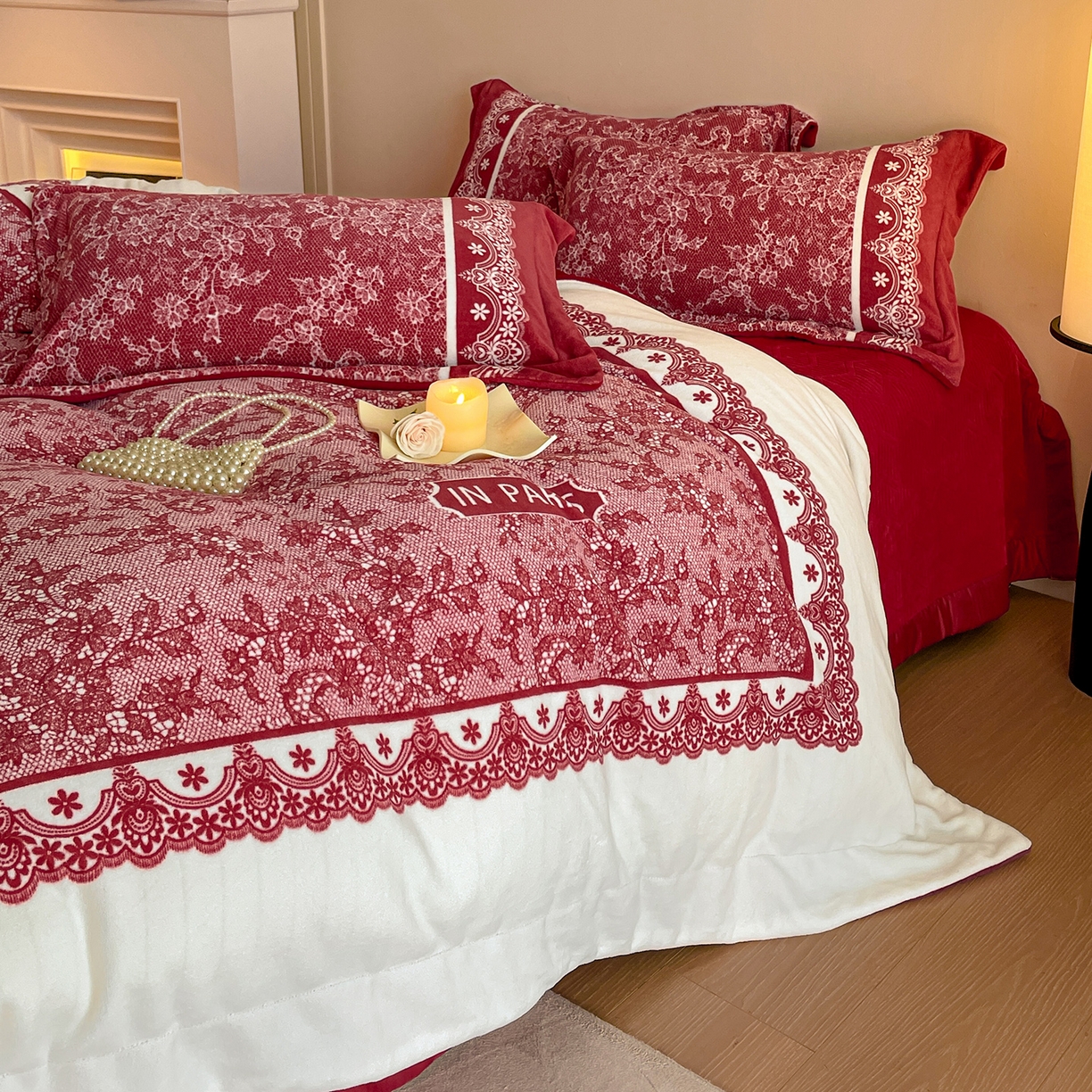 91家纺网 家纺一手货源 找家纺 新方向 2025新款高克重240克A类全消光数码印花牛奶绒四件套-恋语 恋语-洋酒红