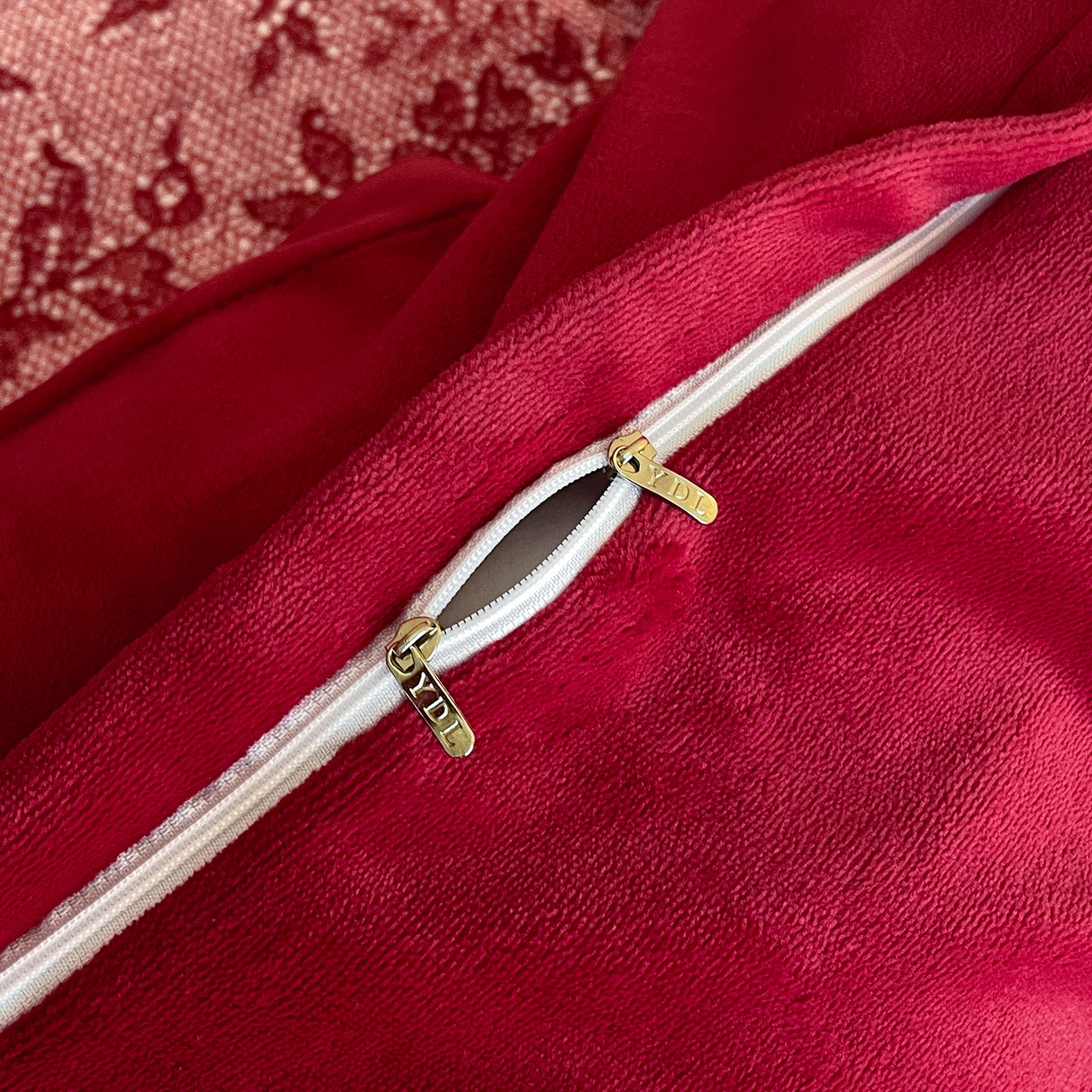 91家纺网 家纺一手货源 找家纺 新方向 2025新款高克重240克A类全消光数码印花牛奶绒四件套-恋语 恋语-洋酒红