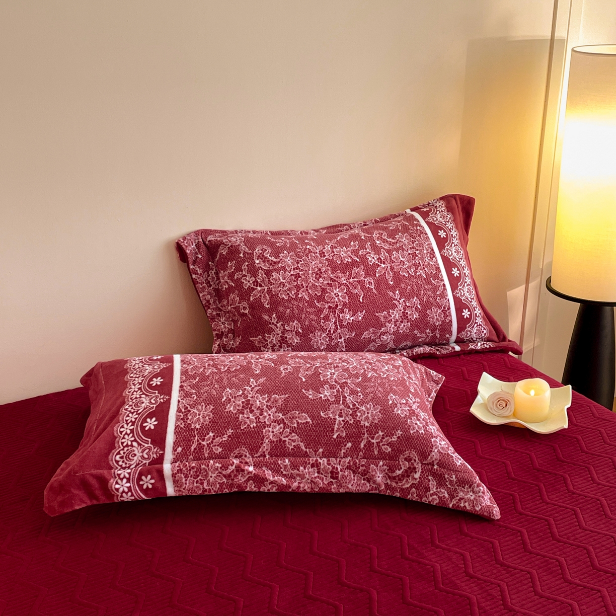 91家纺网 家纺一手货源 找家纺 新方向 2025新款高克重240克A类全消光数码印花牛奶绒四件套-恋语 恋语-洋酒红