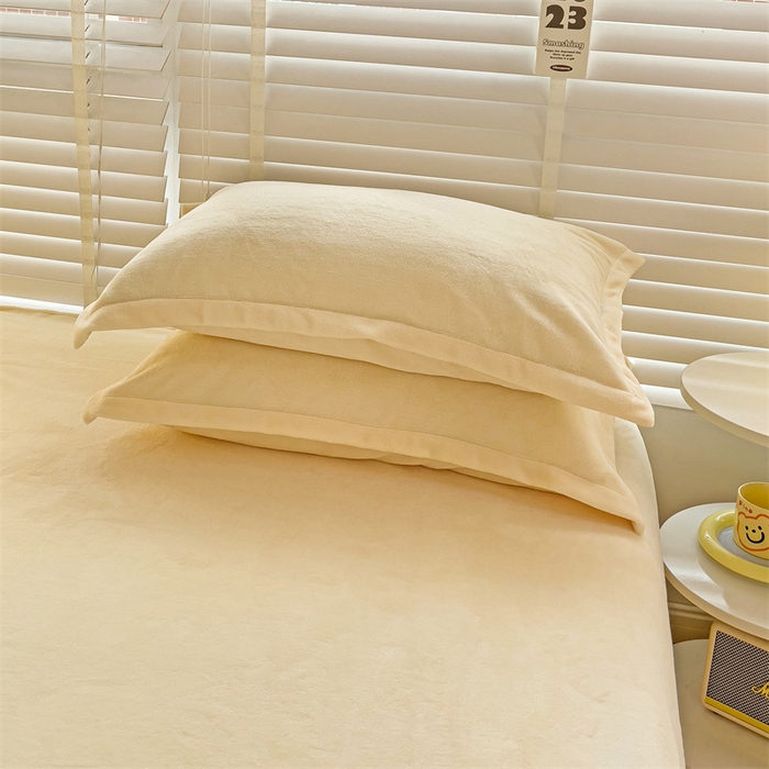 91家纺网 家纺一手货源 找家纺 名兮家居 2025新款高克重牛奶绒印花枕套枕套单件 素色米白