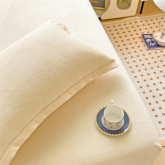 91家纺网 家纺一手货源 找家纺 名兮家居 2025新款高克重牛奶绒印花枕套枕套单件 素色米白