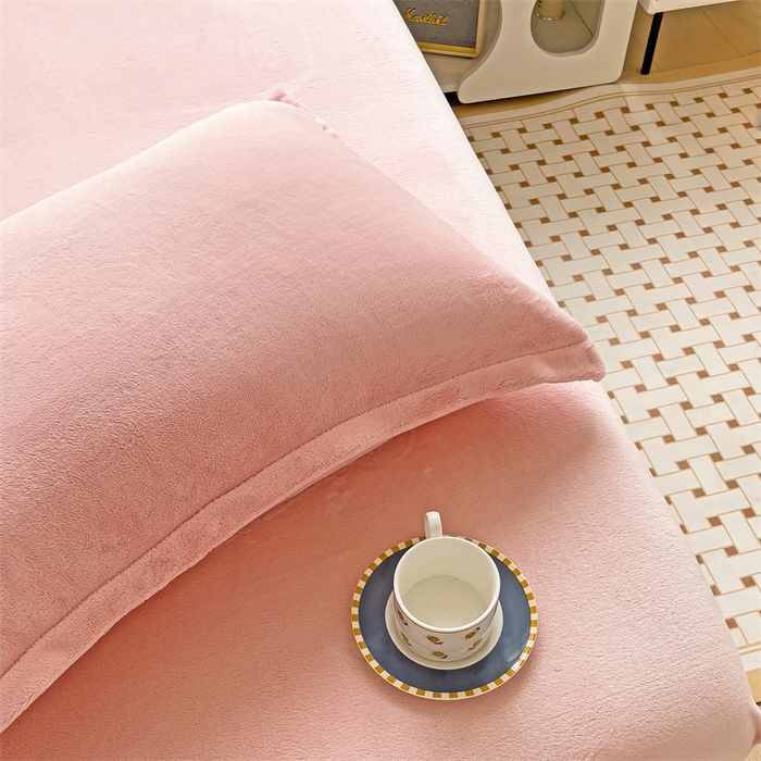 91家纺网 家纺一手货源 找家纺 名兮家居 2025新款高克重牛奶绒印花枕套枕套单件 素色浅粉