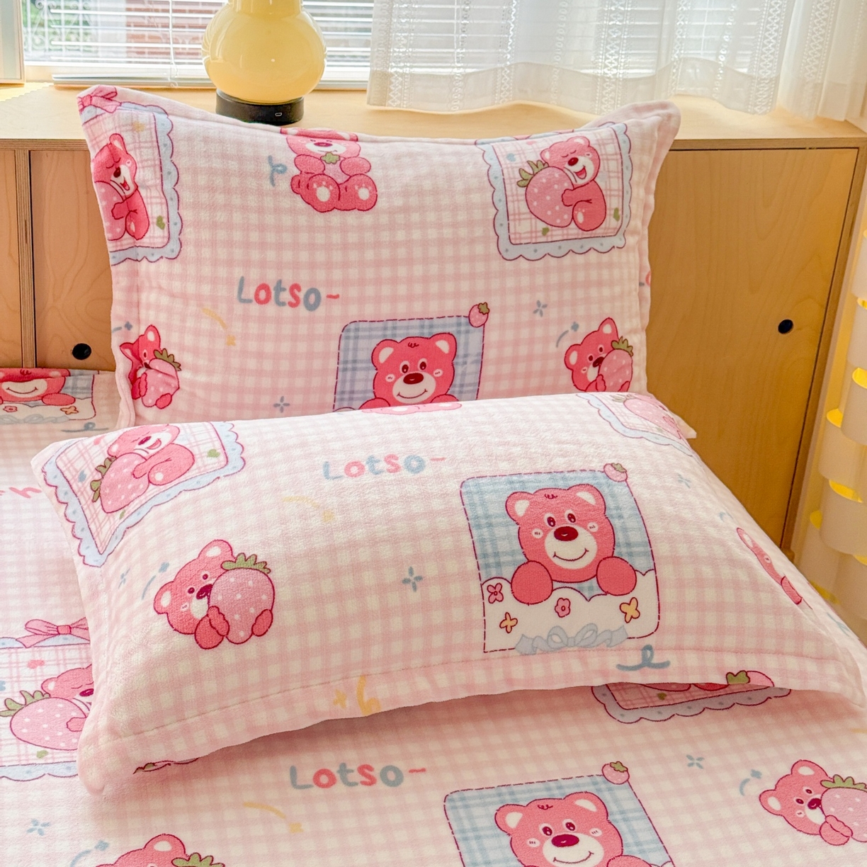 91家纺网 家纺一手货源 找家纺 名兮家居 2025新款高克重牛奶绒印花枕套枕套单件 甜蜜熊仔