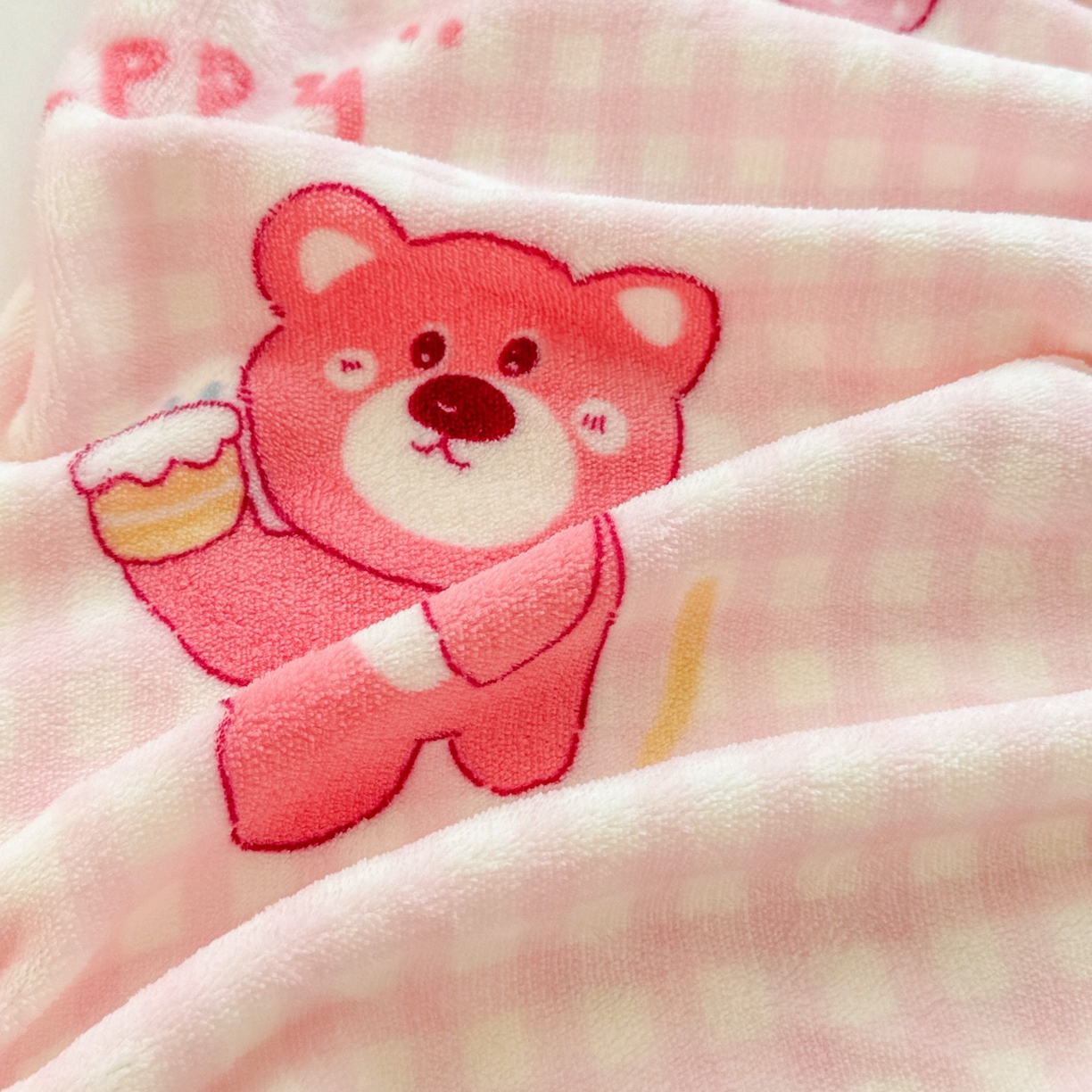 91家纺网 家纺一手货源 找家纺 名兮家居 2025新款高克重牛奶绒印花枕套枕套单件 甜蜜熊仔