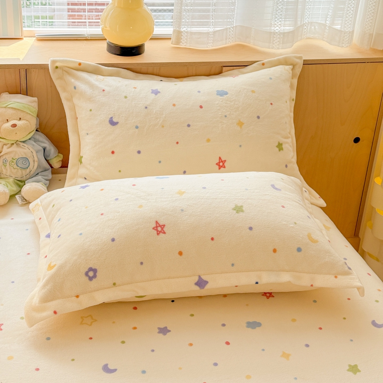 91家纺网 家纺一手货源 找家纺 名兮家居 2025新款高克重牛奶绒印花枕套枕套单件 童话星空