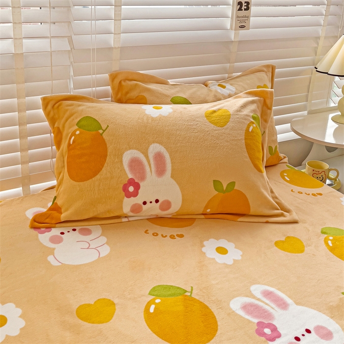 91家纺网 家纺一手货源 找家纺 名兮家居 2025新款高克重牛奶绒印花枕套枕套单件 兔兔派对