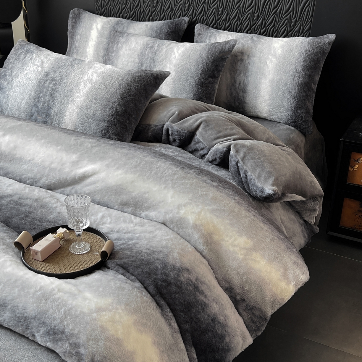 91家纺网 家纺一手货源 找家纺 二八年华 2025新款加厚兔绒四件套 灰色