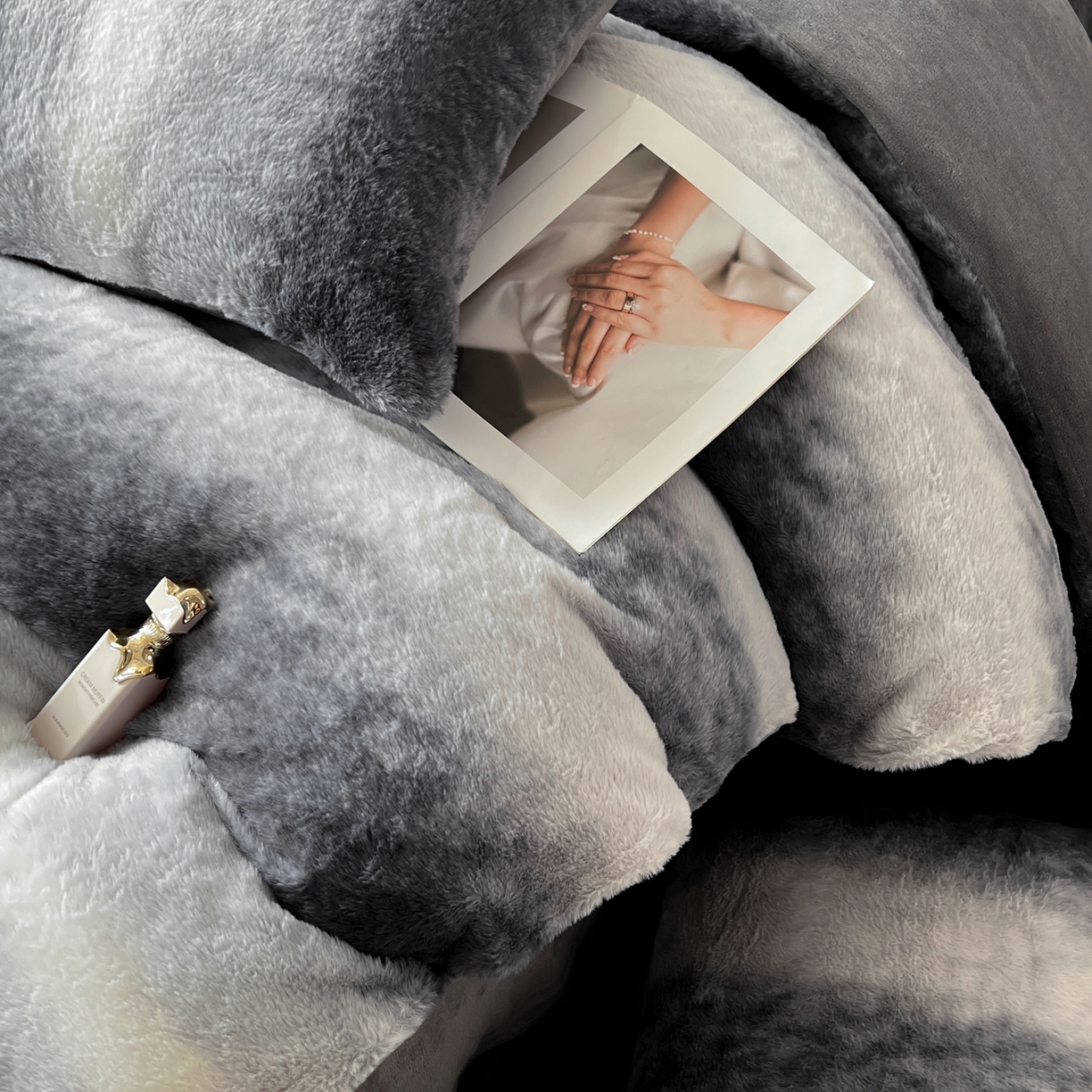 91家纺网 家纺一手货源 找家纺 二八年华 2025新款加厚兔绒四件套 灰色