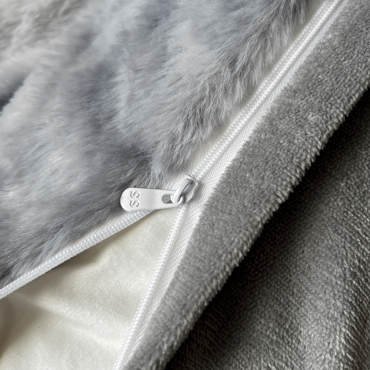 91家纺网 家纺一手货源 找家纺 二八年华 2025新款加厚兔绒四件套 灰色