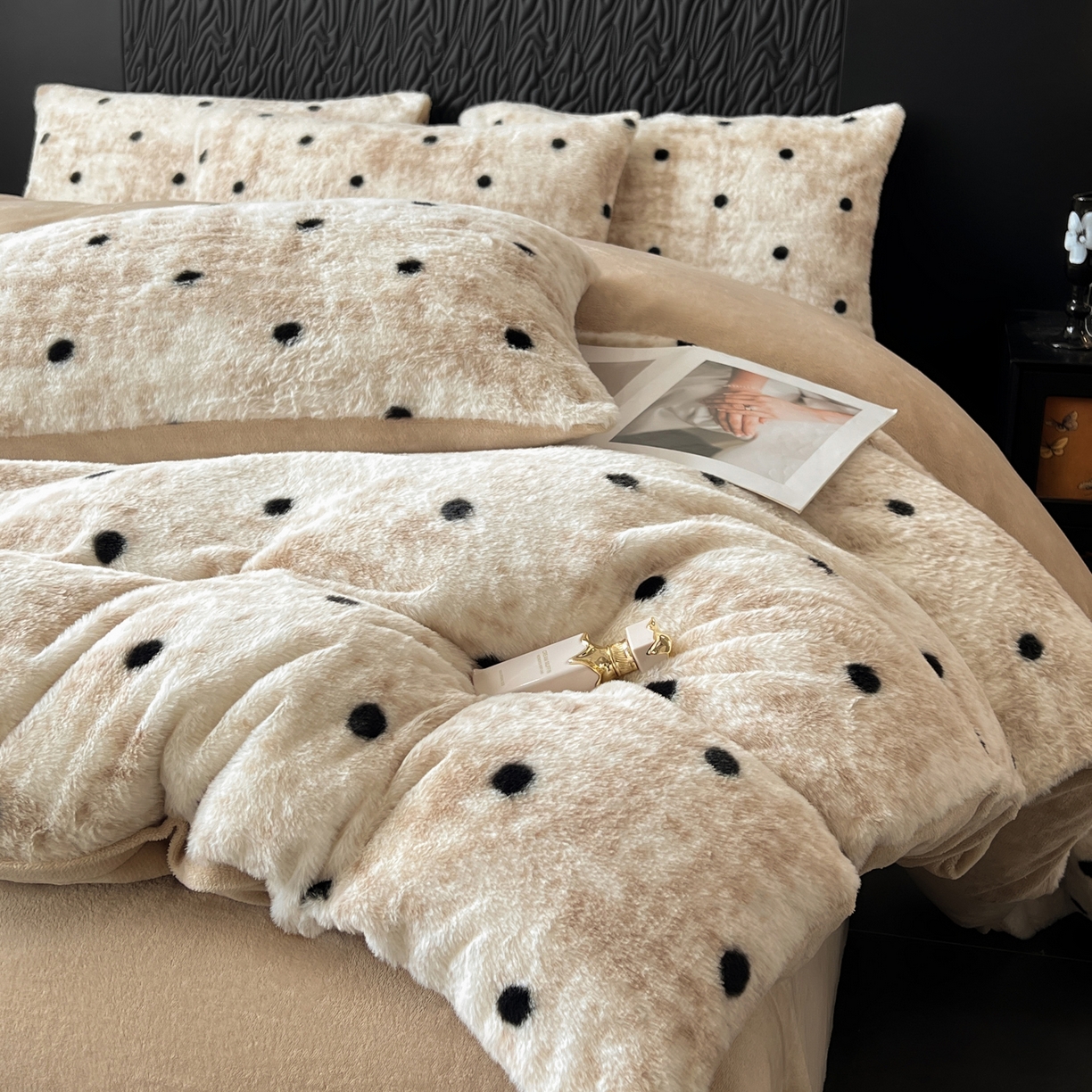 91家纺网 家纺一手货源 找家纺 二八年华 2025新款加厚兔绒四件套 驼色