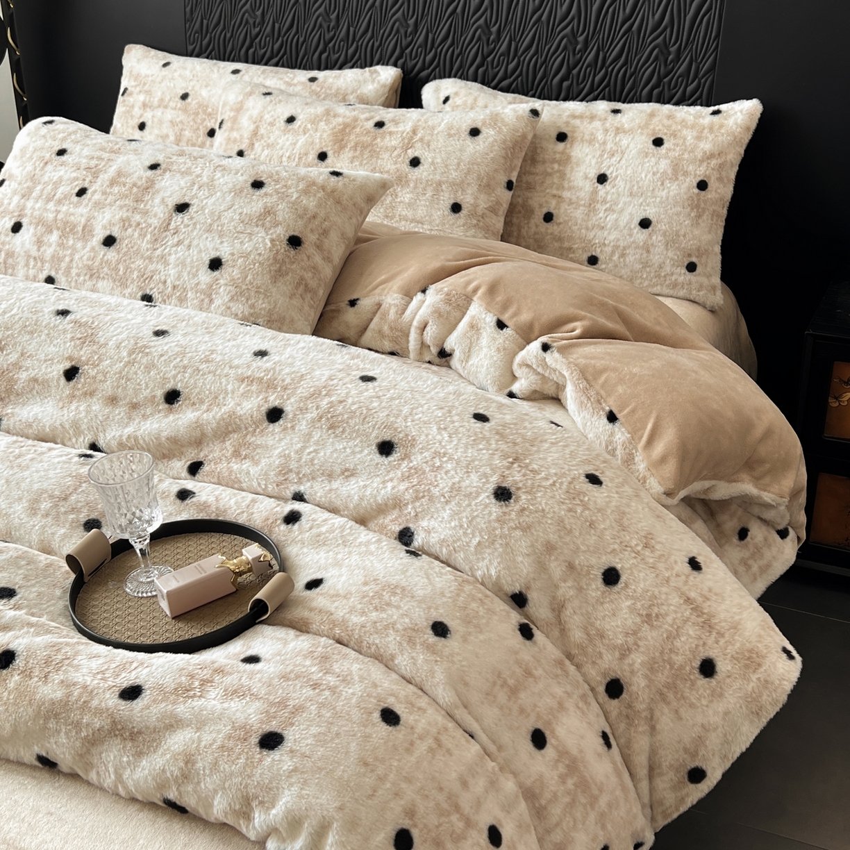 91家纺网 家纺一手货源 找家纺 二八年华 2025新款加厚兔绒四件套 驼色