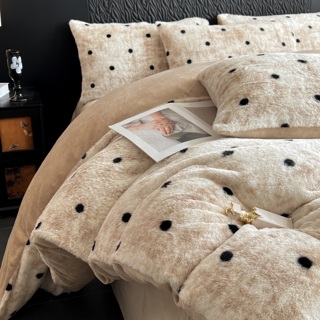 91家纺网 家纺一手货源 找家纺 二八年华 2025新款加厚兔绒四件套 驼色