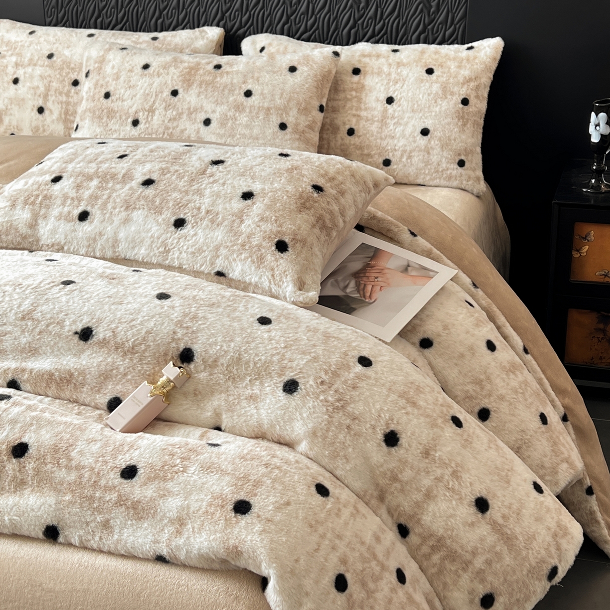 91家纺网 家纺一手货源 找家纺 二八年华 2025新款加厚兔绒四件套 驼色