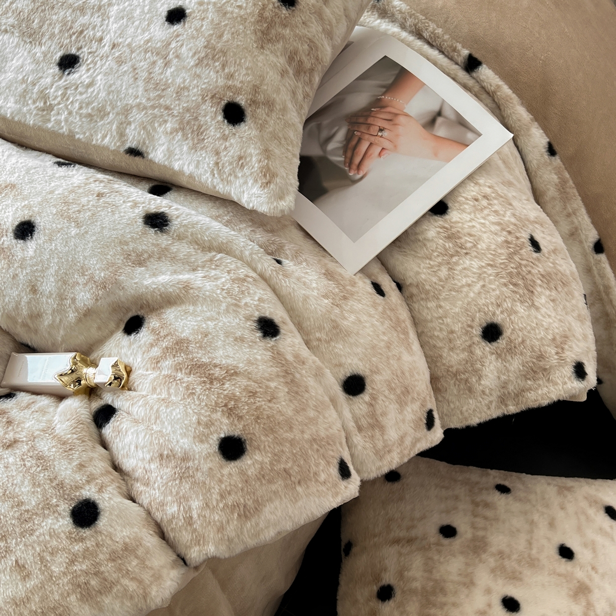 91家纺网 家纺一手货源 找家纺 二八年华 2025新款加厚兔绒四件套 驼色