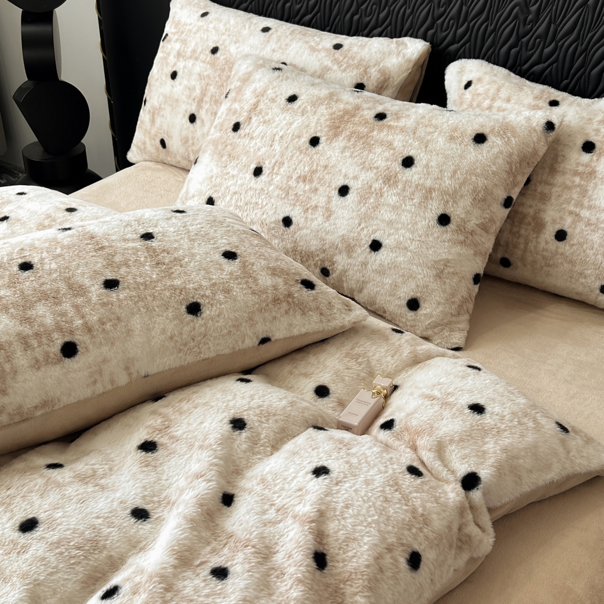 91家纺网 家纺一手货源 找家纺 二八年华 2025新款加厚兔绒四件套 驼色