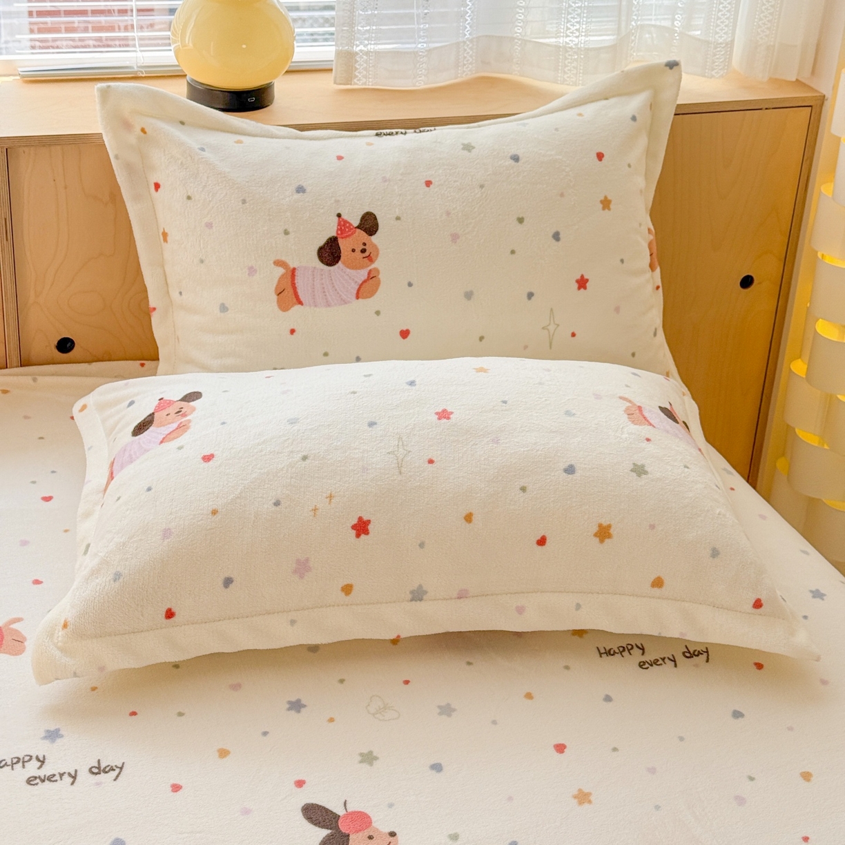 91家纺网 家纺一手货源 找家纺 名兮家居 2025新款高克重牛奶绒印花枕套枕套单件 星星狗