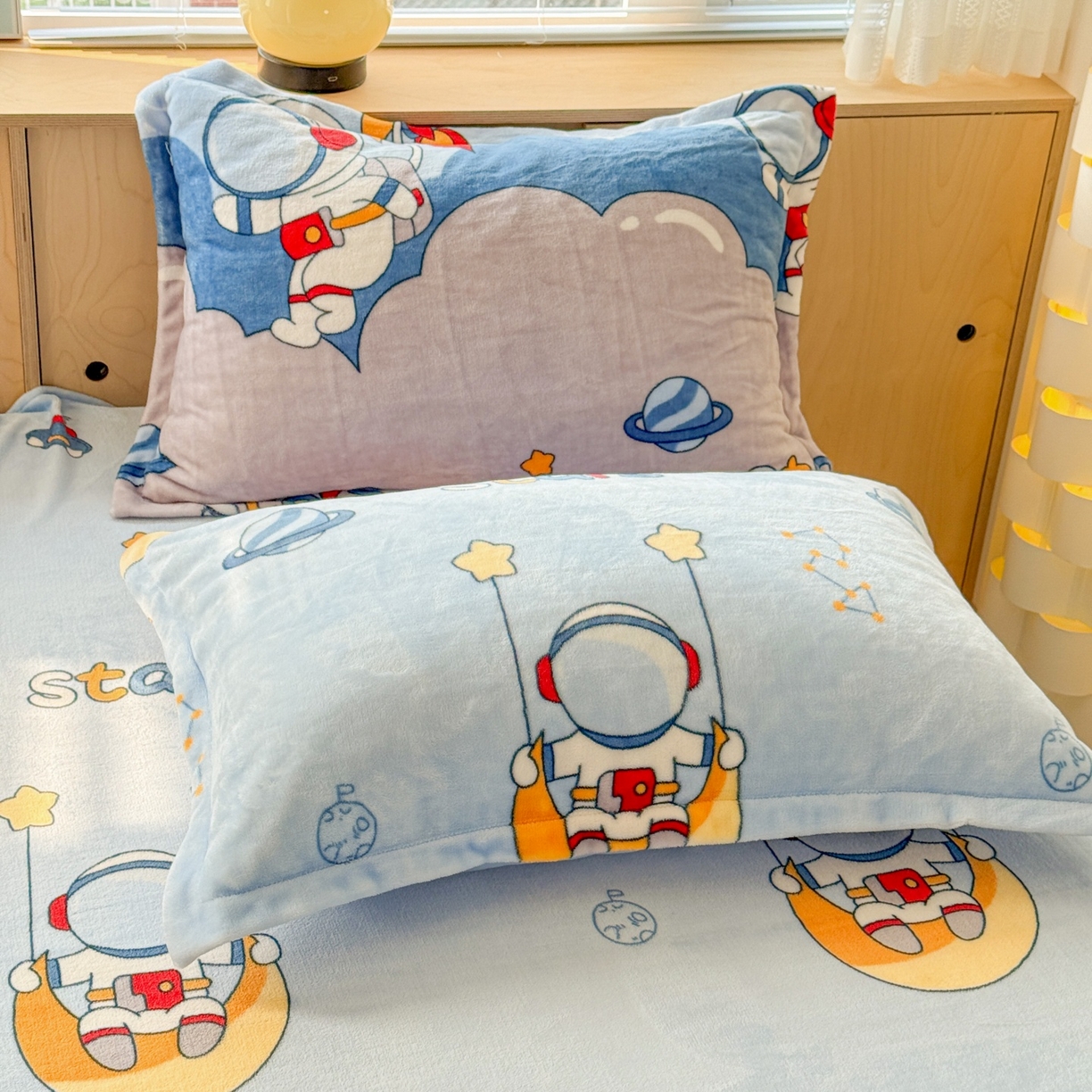 91家纺网 家纺一手货源 找家纺 名兮家居 2025新款高克重牛奶绒印花枕套枕套单件 宇航员